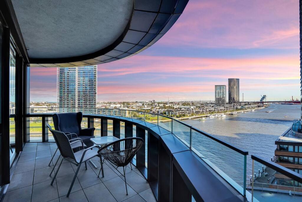 Breathtaking Views Over The Water- Spacious 2b2b1c Melbourne