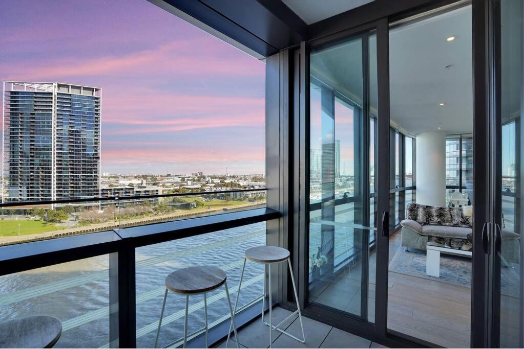 Breathtaking Views Over The Water- Spacious 2b2b1c Apartment Melbourne