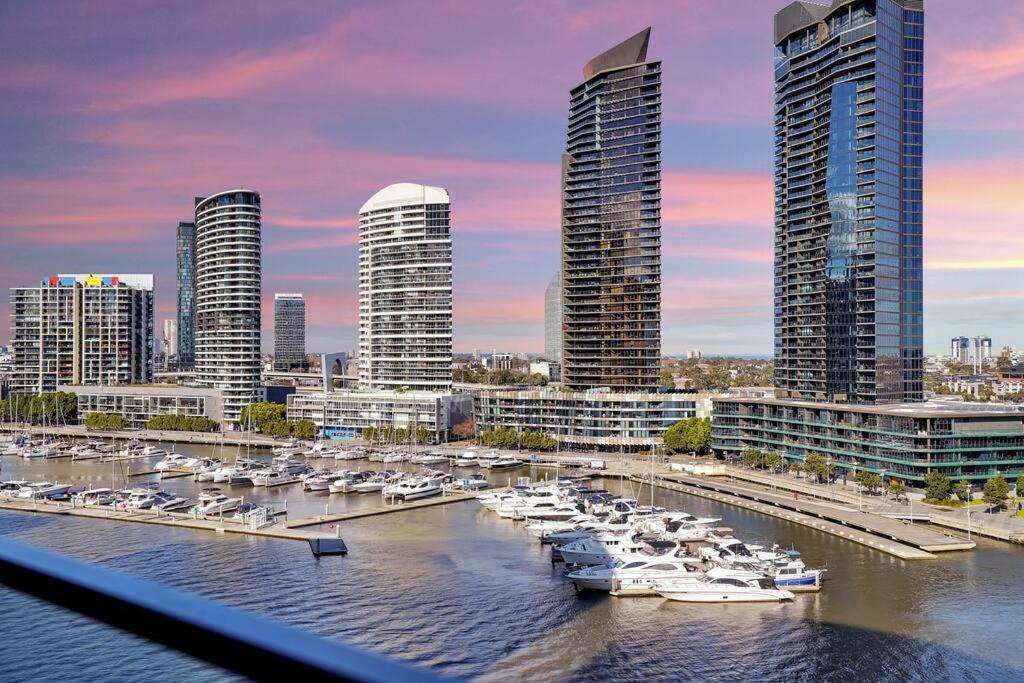 Breathtaking Views Over The Water- Spacious 2b2b1c Apartment