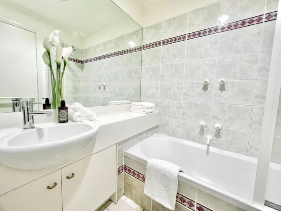 A Cozy 2b2b Next To Carlton Garden W/ Parking Apartamento