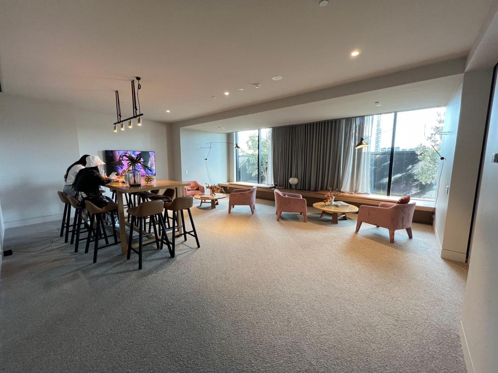 Edge Waterfront Townhouse *