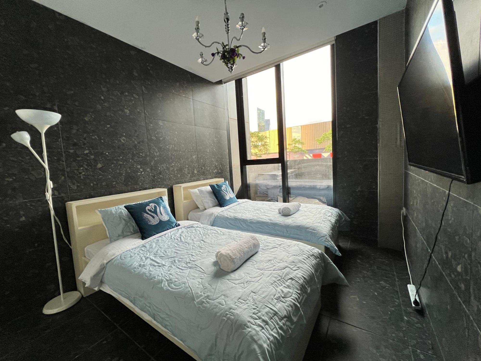 Edge Waterfront Townhouse Apartment *