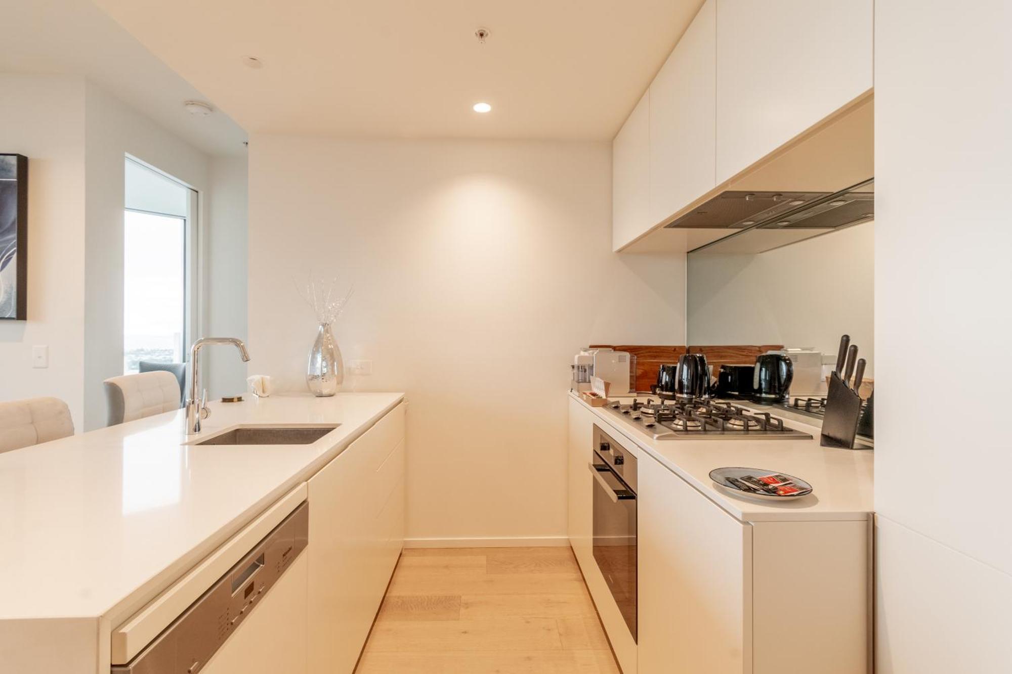 Essence With Bay Views & Parking *