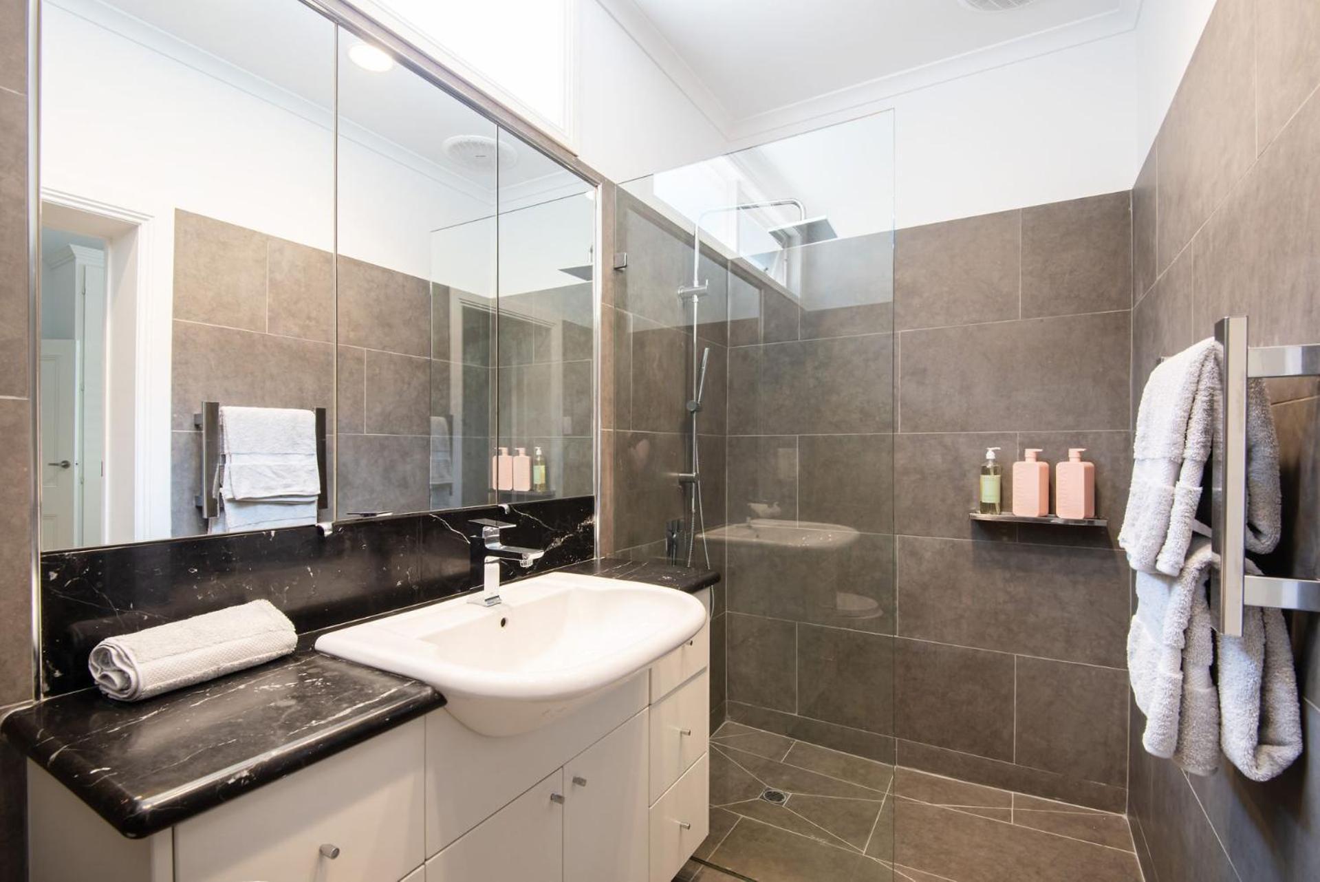 Stylish Contemporary Retreat St Kilda Holiday home