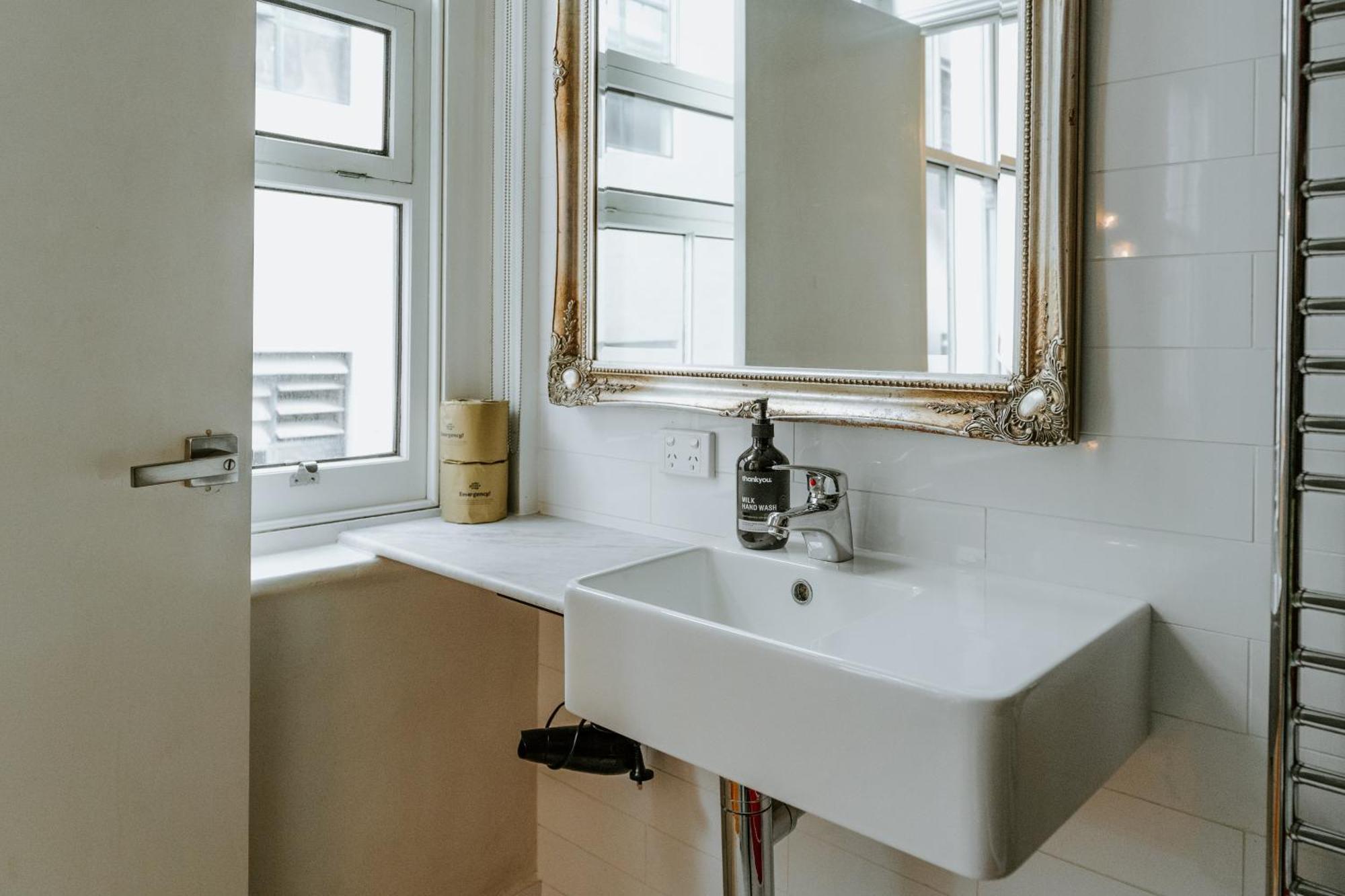 Luxe Escape On Flinders Lane With Jungle Bath! Apartment *