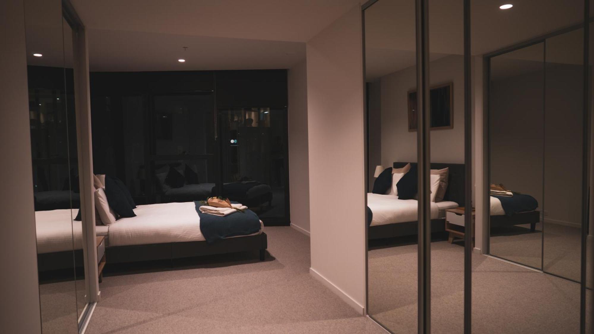 Luxe Panoramic 3 Bedroom Penthouse With Onsite Parking *