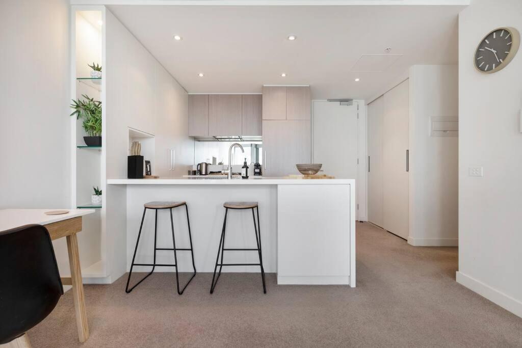 Lovely 1 Bedroom With Free Parking On Premises - 00209 *