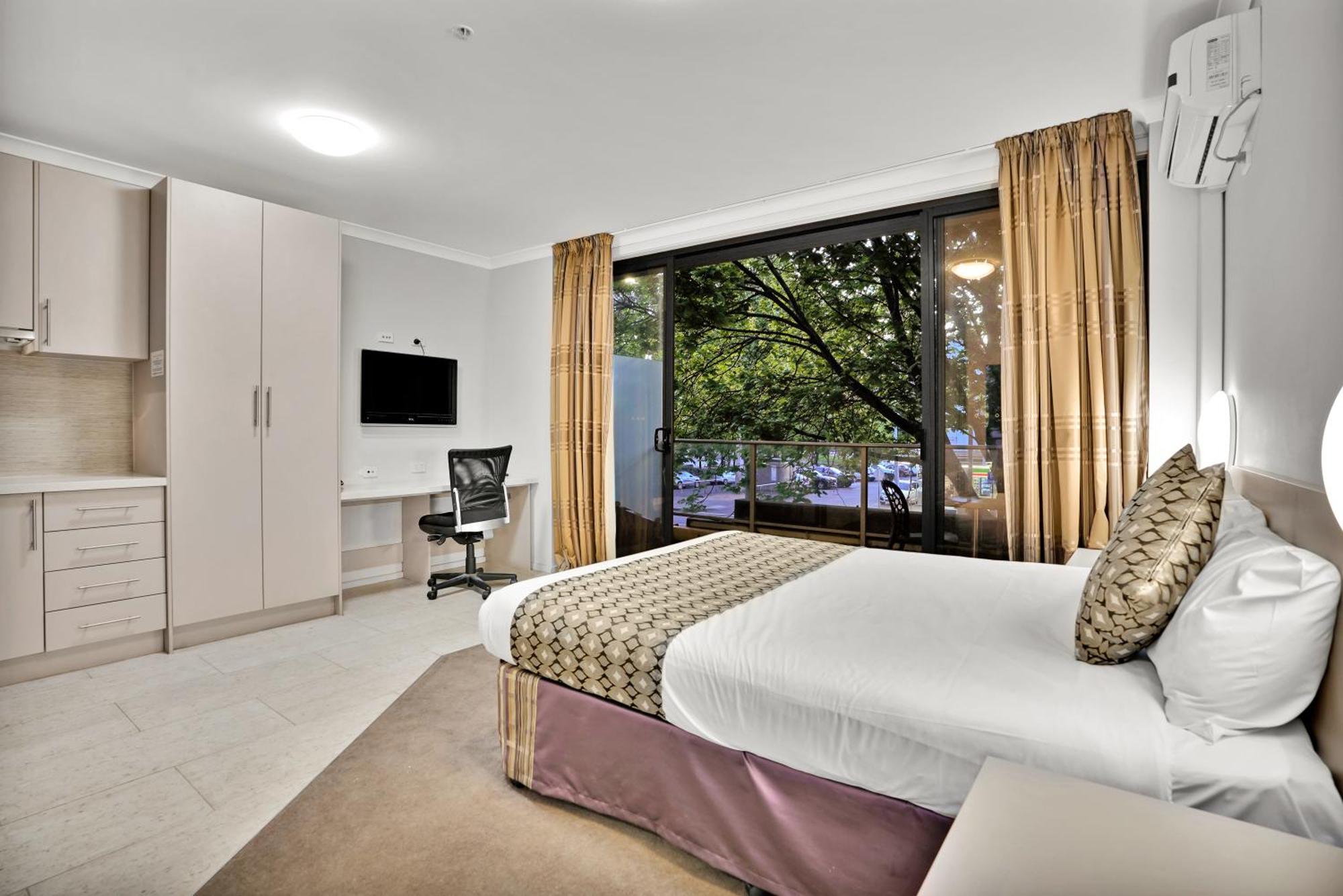 Carlton Lygon - Close To Uni 3*