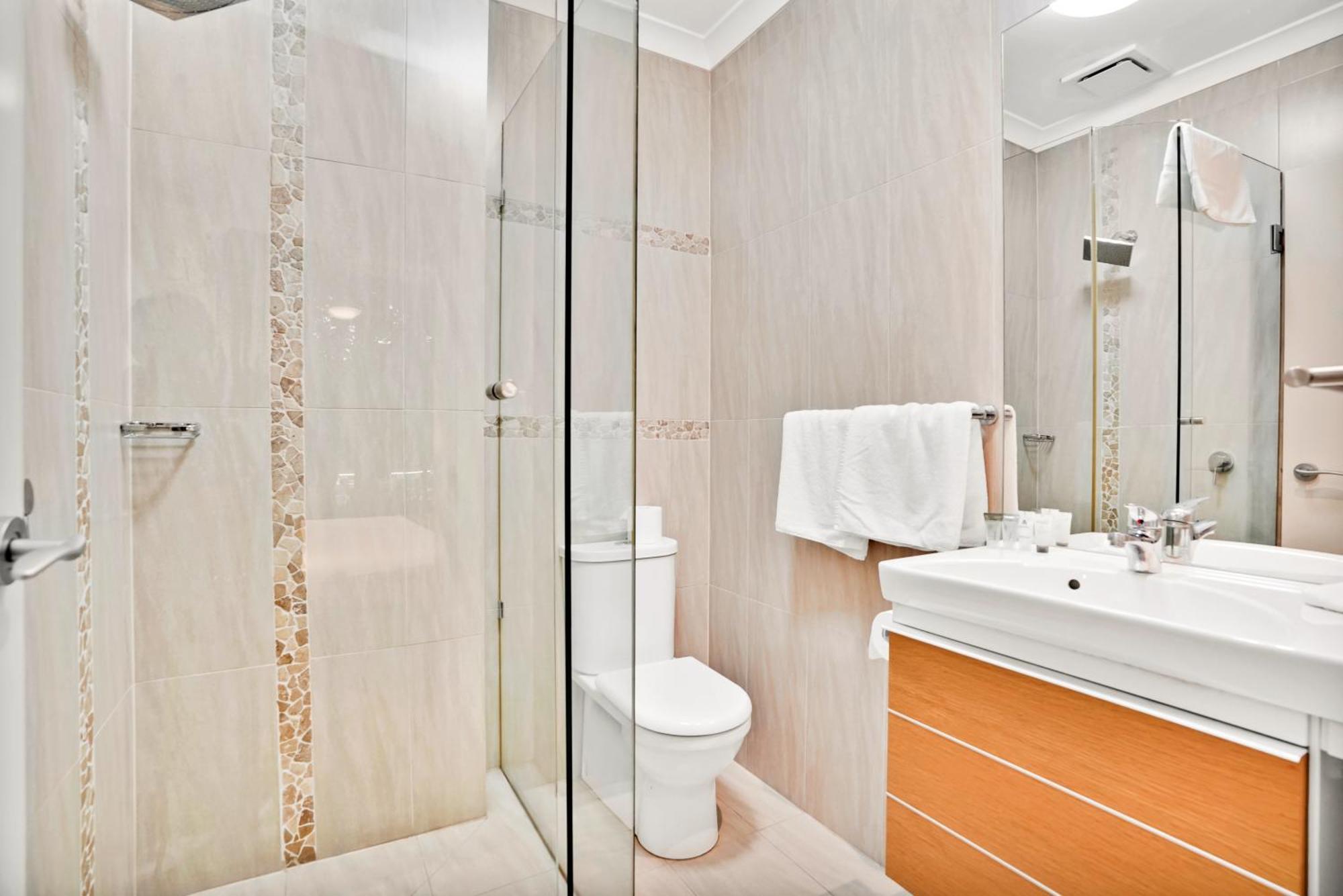 Carlton Lygon - Close To Uni
