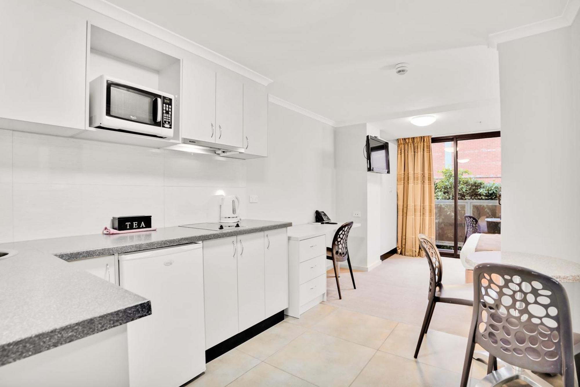 Carlton Lygon - Close To Uni 3*