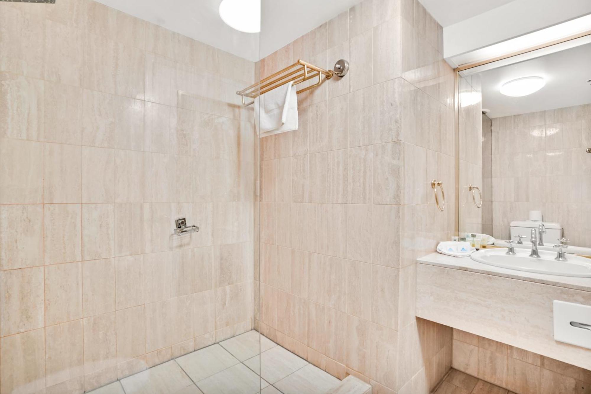 Carlton Lygon - Close To Uni