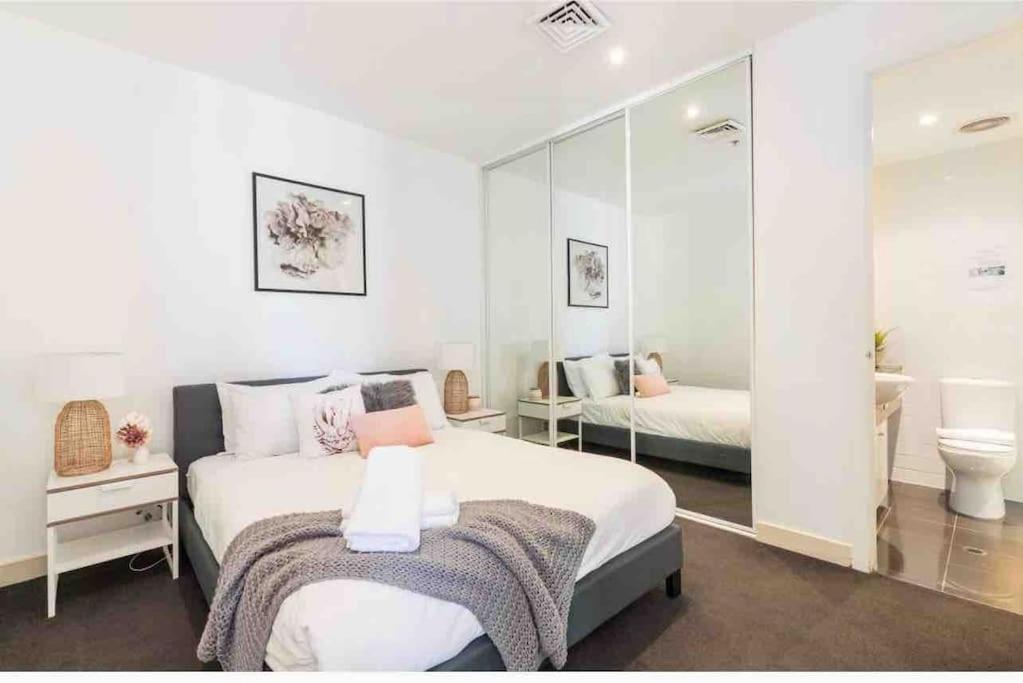 Bright Views Penthouse On Collins Melbourne