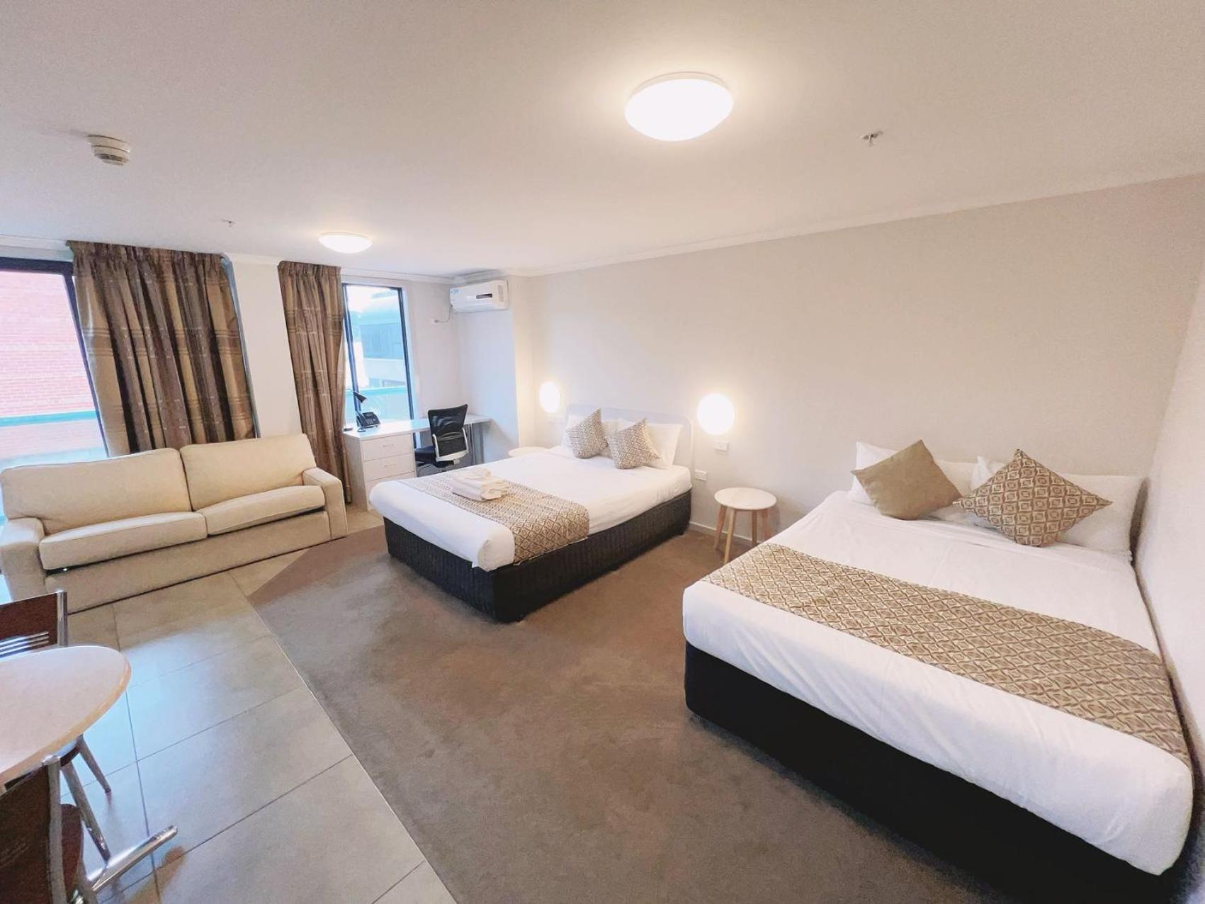 Carlton Lygon - Close To Uni 3*