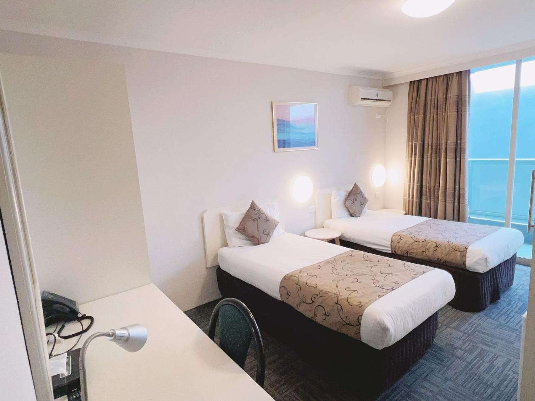 Carlton Lygon - Close To Uni