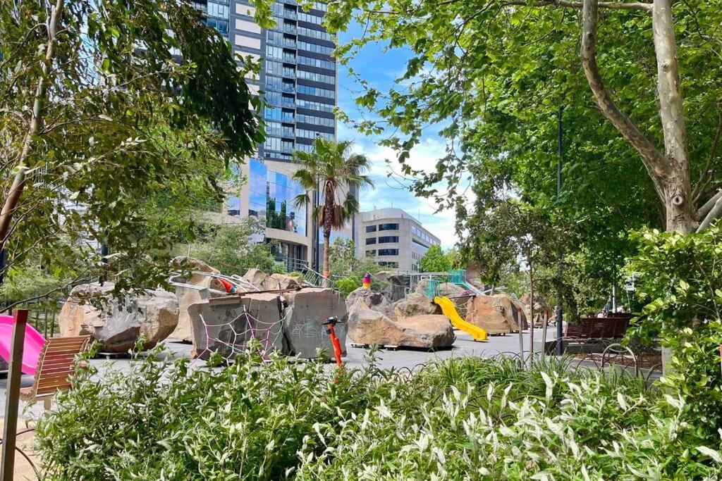 Cbd Heart｜awe- Inspiring Heights｜breathtaking View Apartment