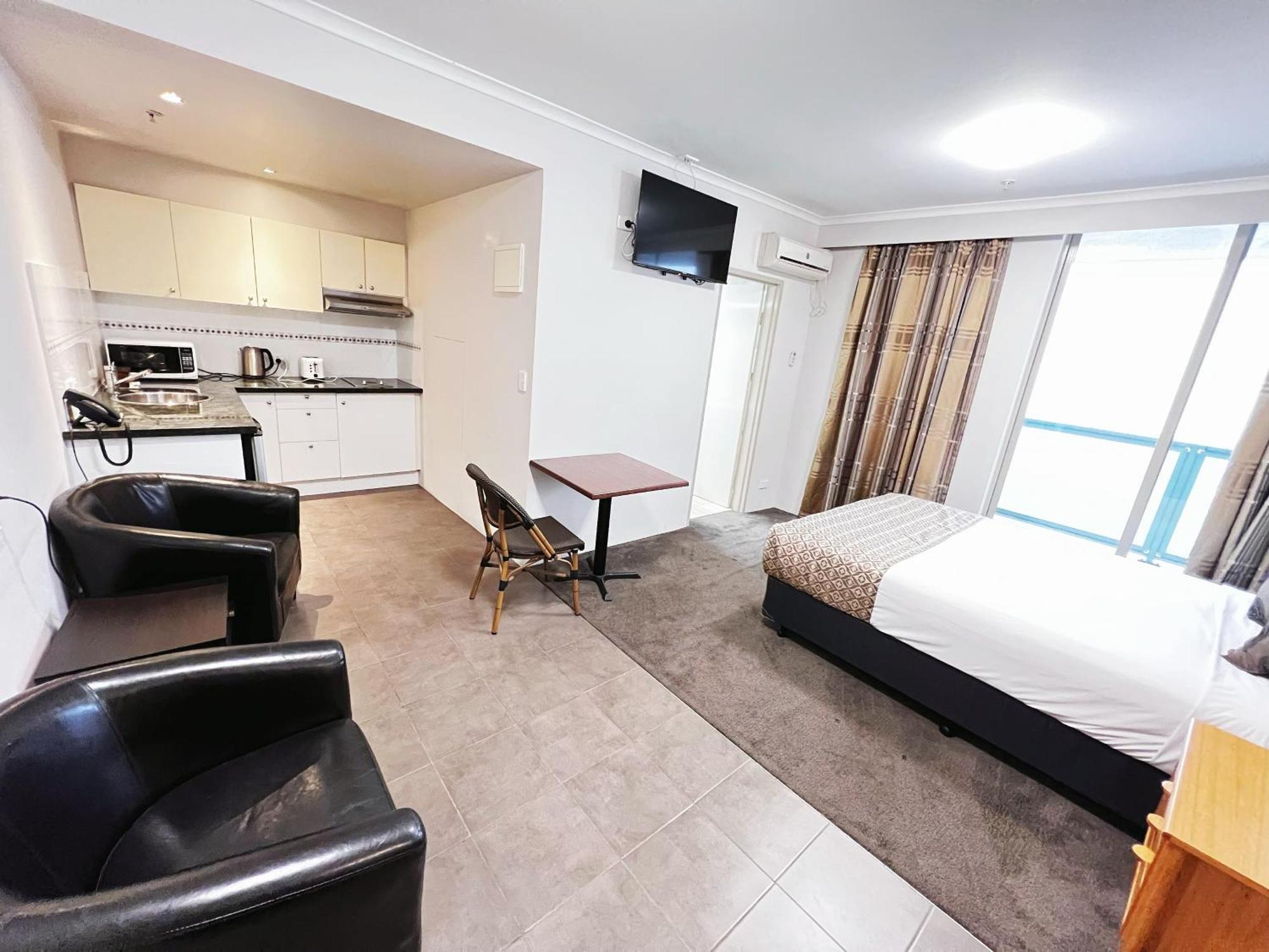 Carlton Lygon - Close To Uni 3*