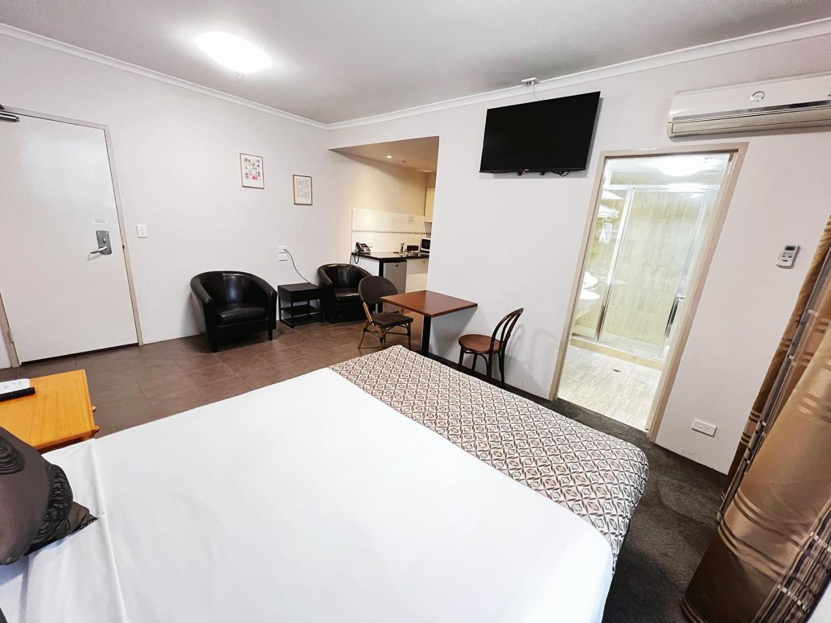 Carlton Lygon - Close To Uni