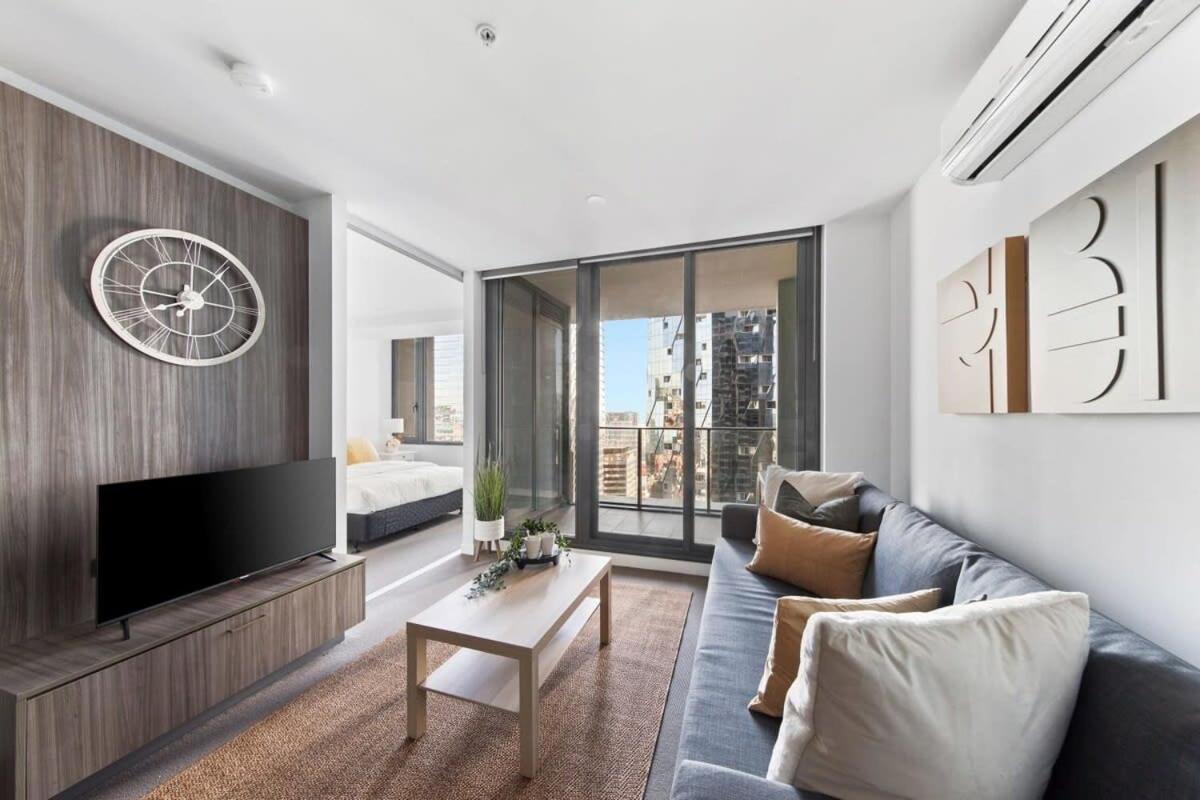 A 2br With Views Next To Southern Cross Apartment