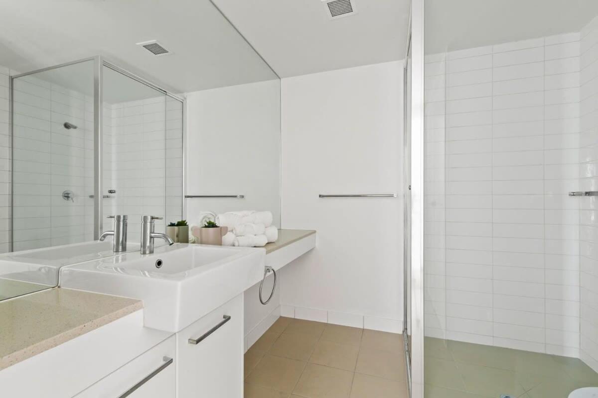 Apartment A 2br With Amazing Harbor Views Free Parking Melbourne