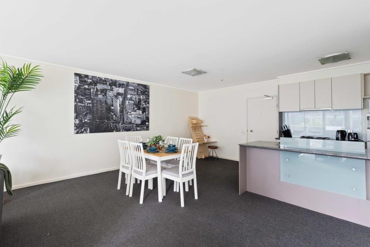 A Large 2br Near Crown Sleeps 8 Free Parking
