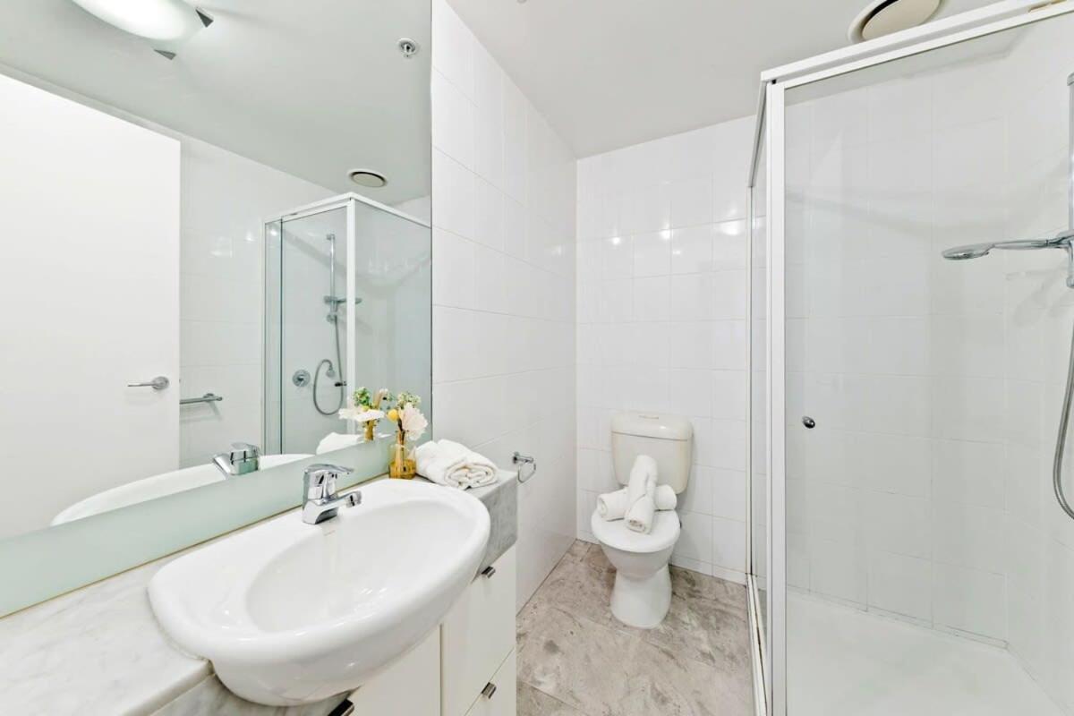 A Large 2br Near Crown Sleeps 8 Free Parking Melbourne