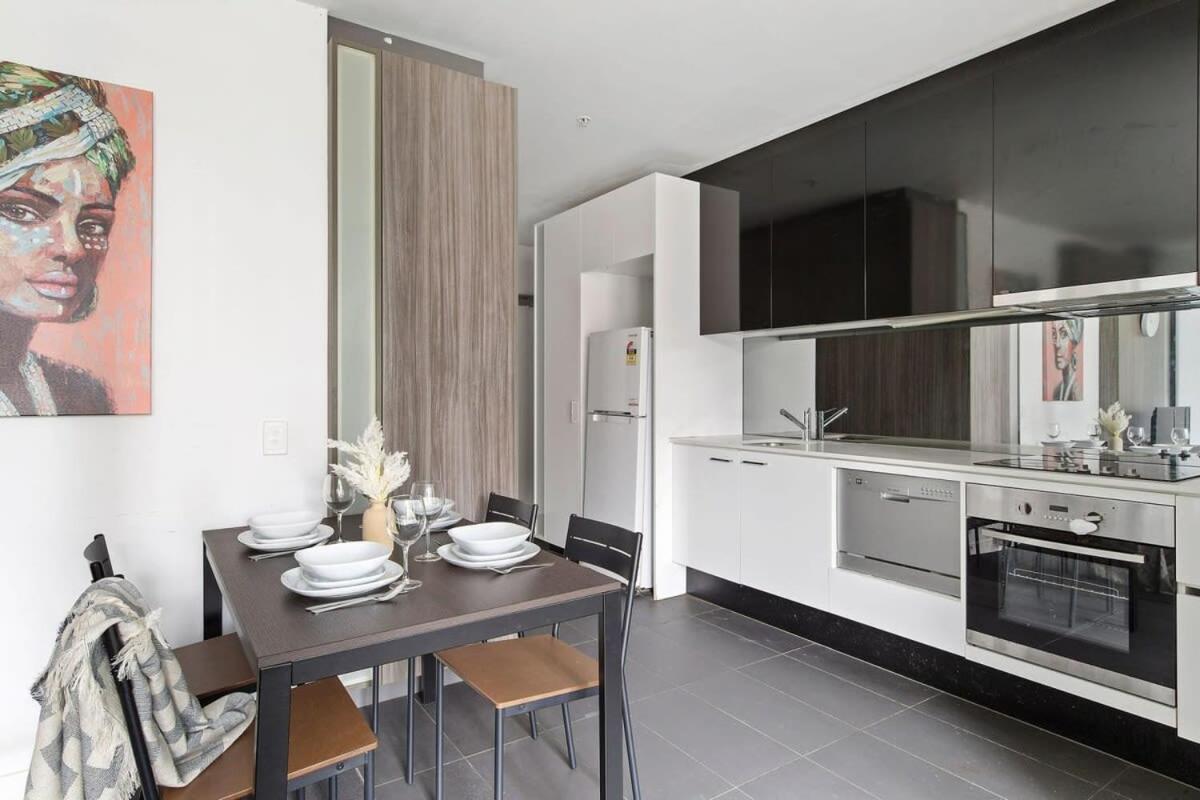 A Cozy 2br Apt Opposite Southern Cross Station *