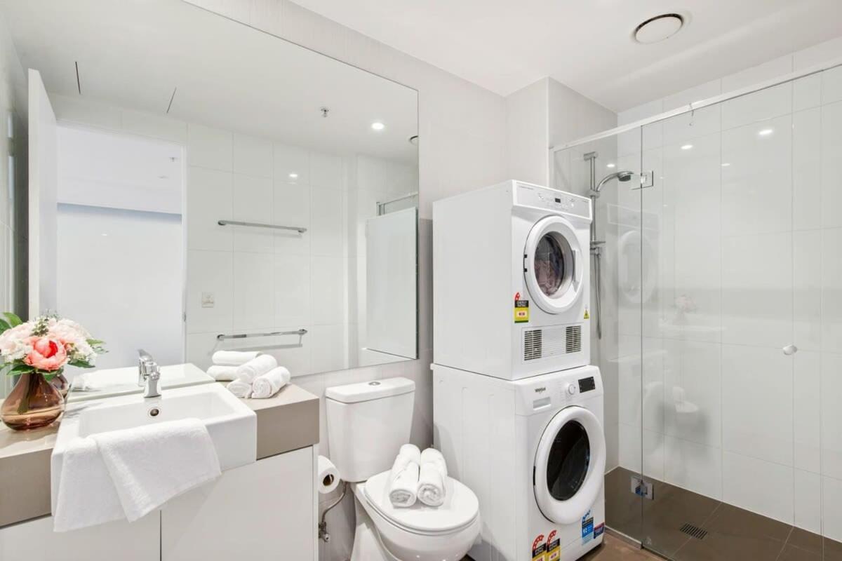 A Cozy 2br With Yarra Views Free Parking Apartment