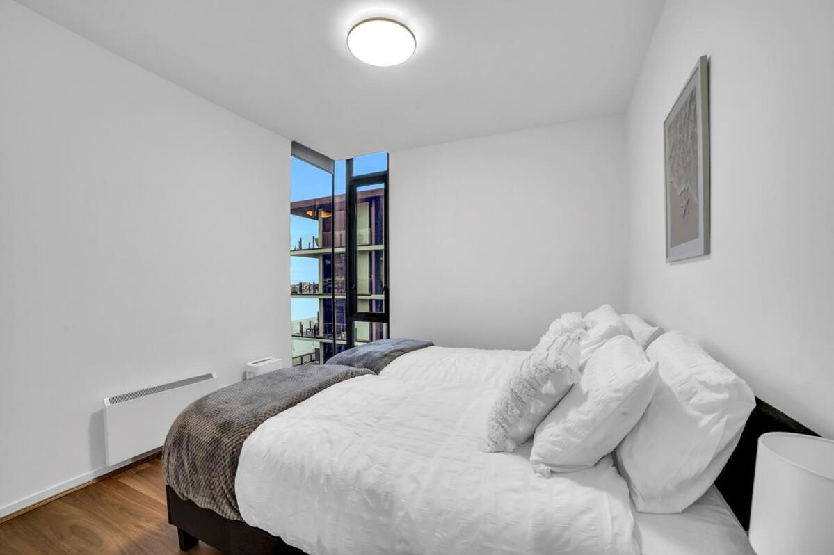 Breathtaking Docklands Water View Apt W Parking *