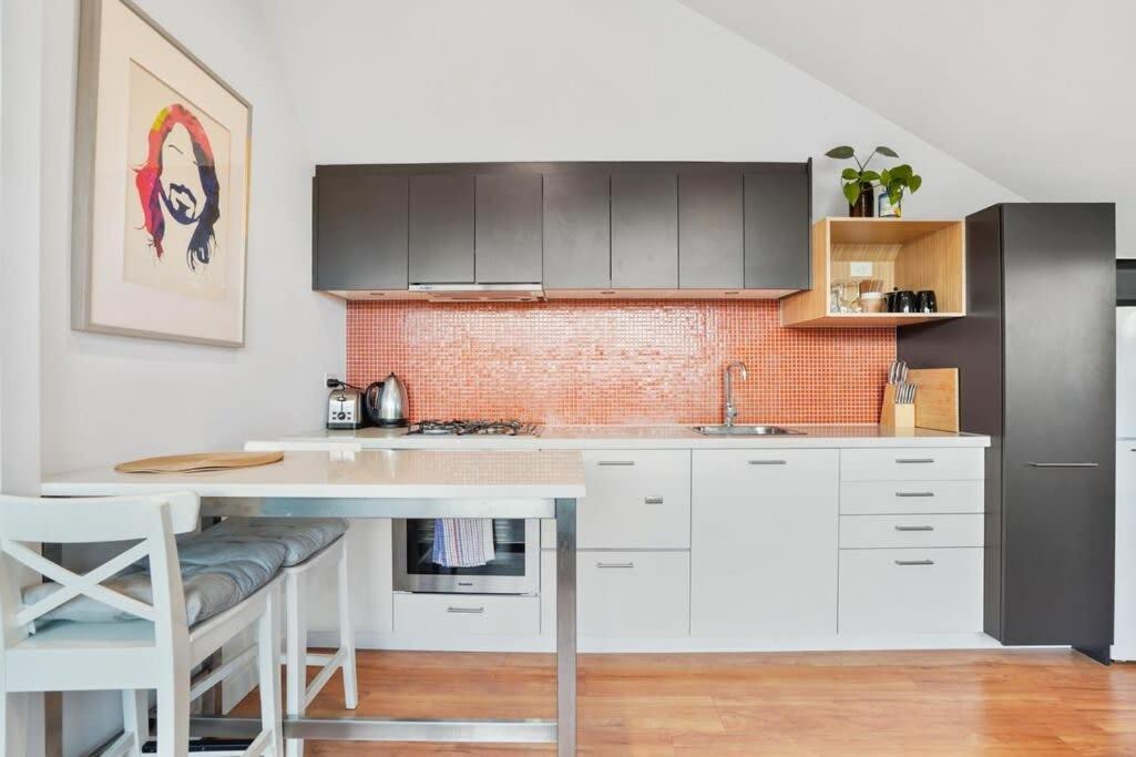 Getaway 1 Bedder Loft@ St Kilda With Parking Apartment Melbourne