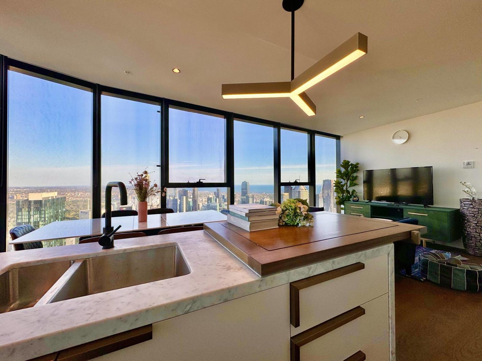 Sky High 3 Beds Apartment *