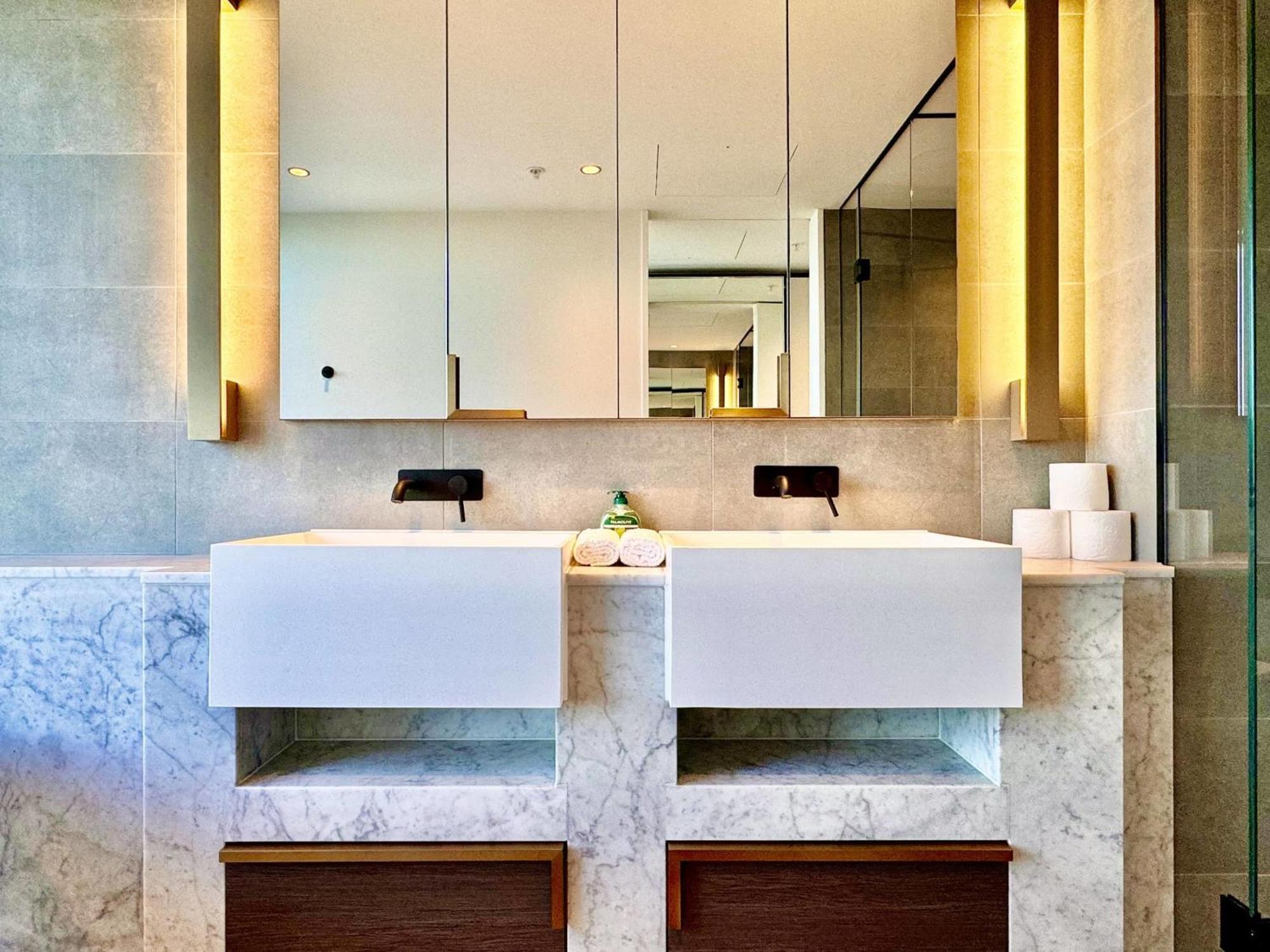Sky High 3 Beds Apartment *