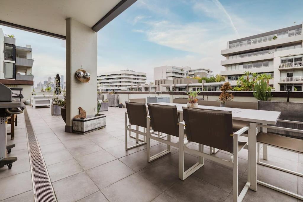Bay Street Terrace - Spacious Indoor-outdoor Design