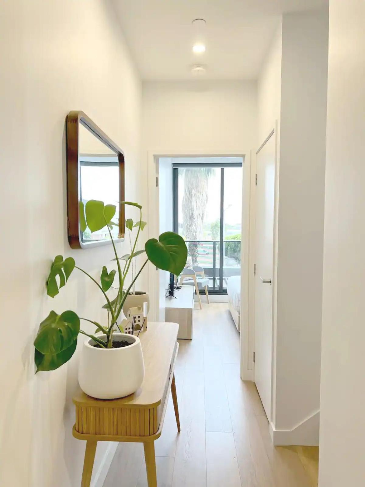 Centrally Located Modern Loft W Free Parking, Infinity Pool, Workspace Apartment Melbourne
