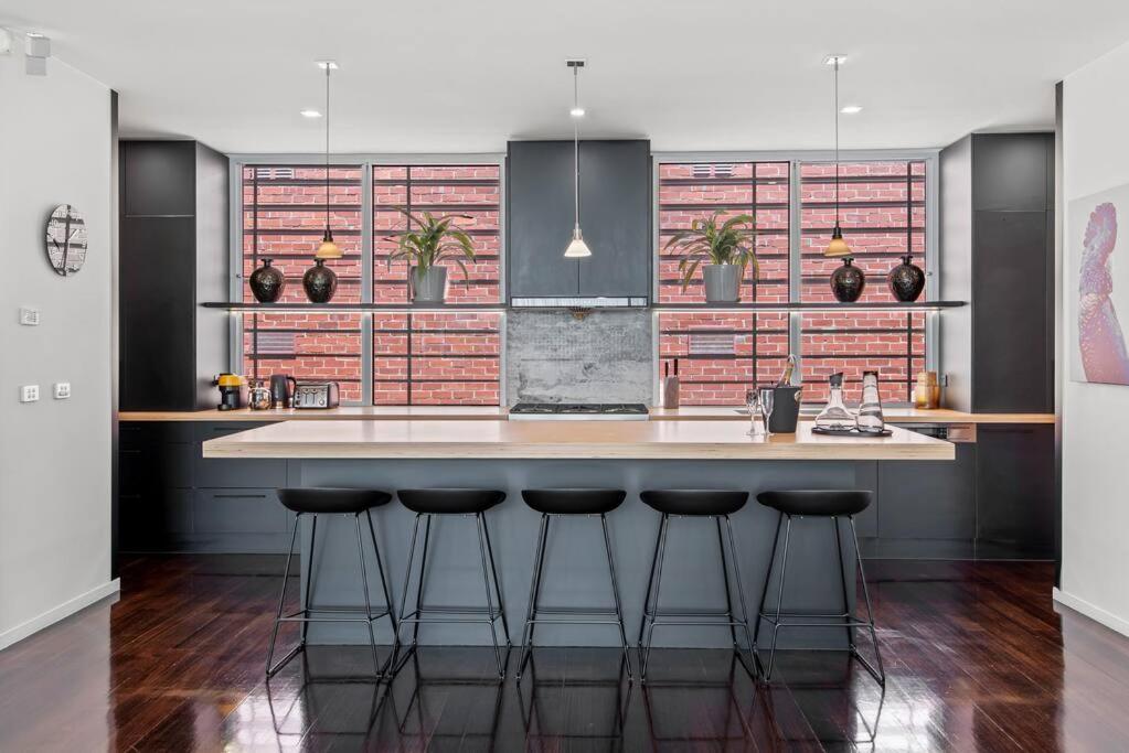Stunning Executive Townhouse In Richmond *