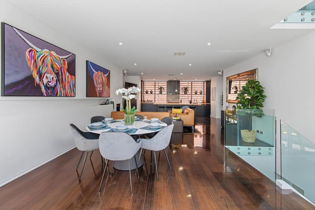 Stunning Executive Townhouse In Richmond
