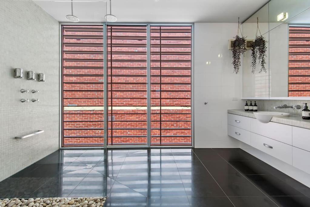 Stunning Executive Townhouse In Richmond *