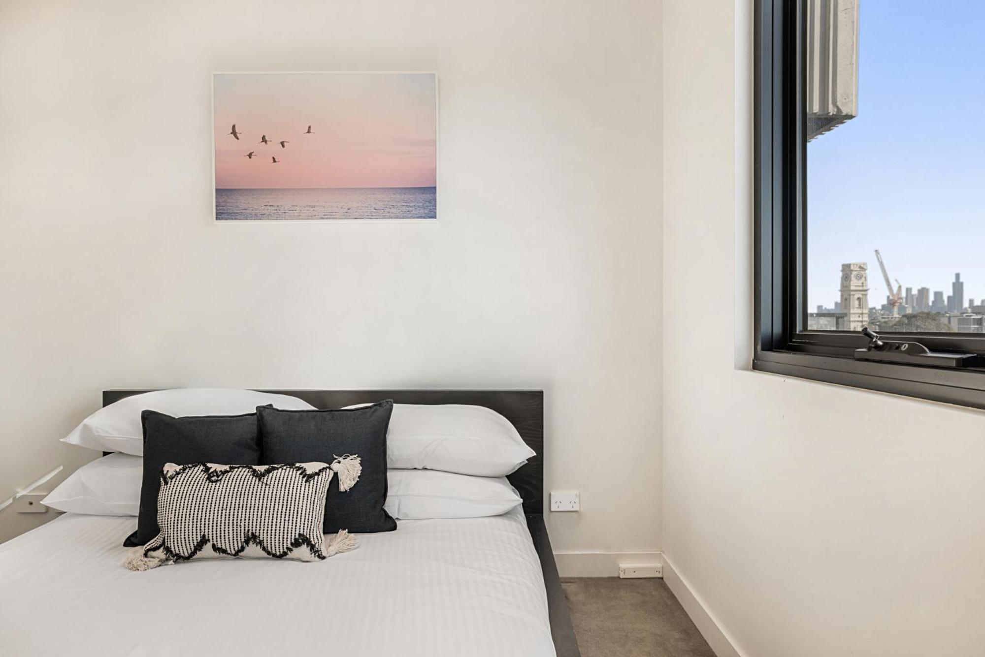 Apartment Comfy 2-bed Balcony Unit Near Iconic Chapel St *
