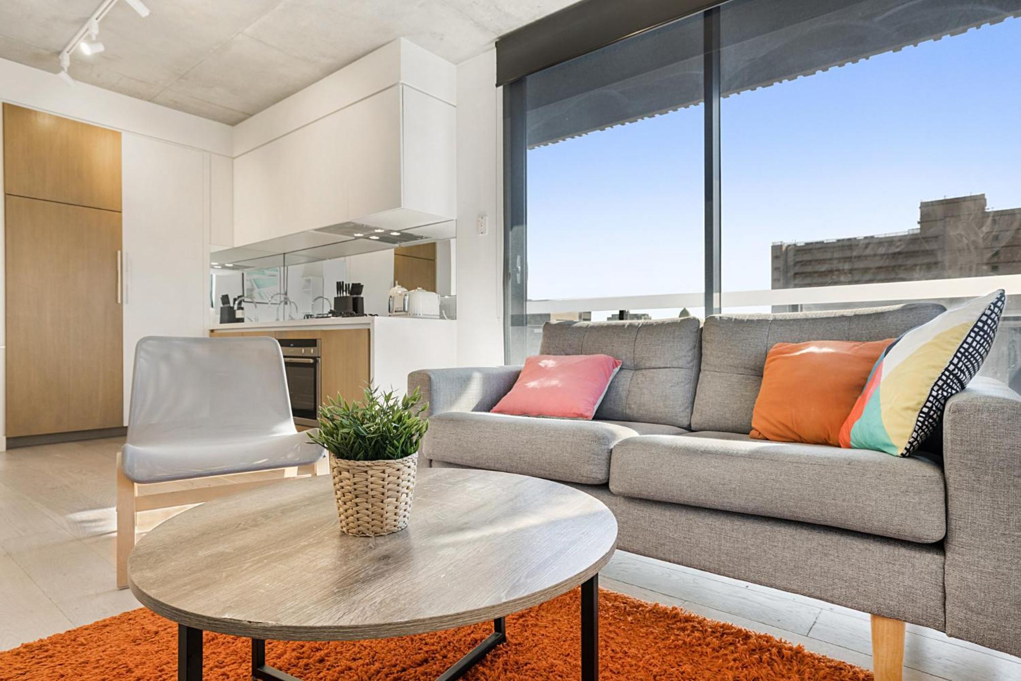 Comfy 2-bed Balcony Unit Near Iconic Chapel St Apartment *