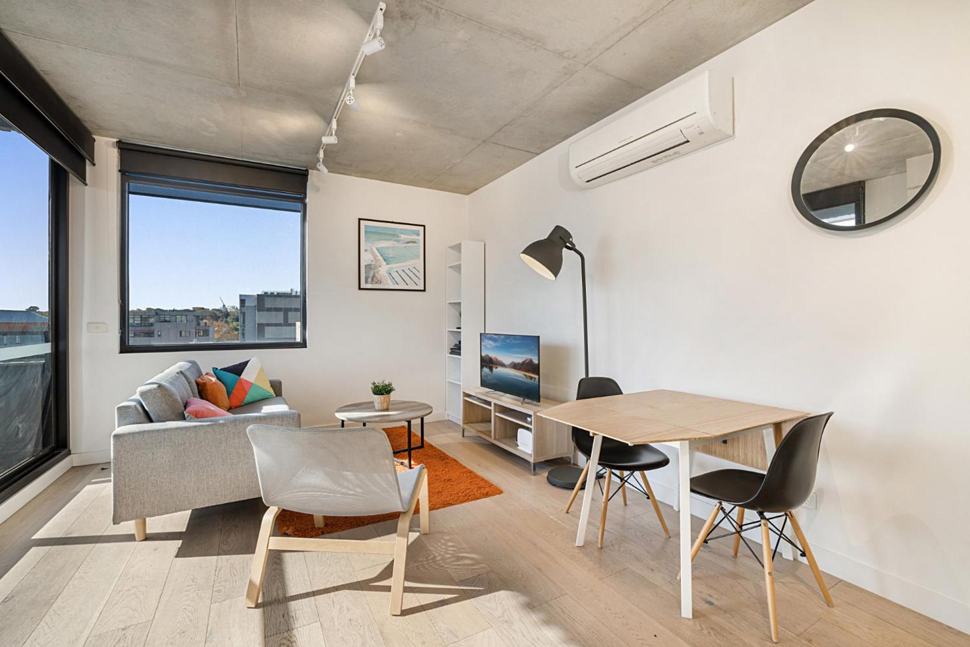 Comfy 2-bed Balcony Unit Near Iconic Chapel St *
