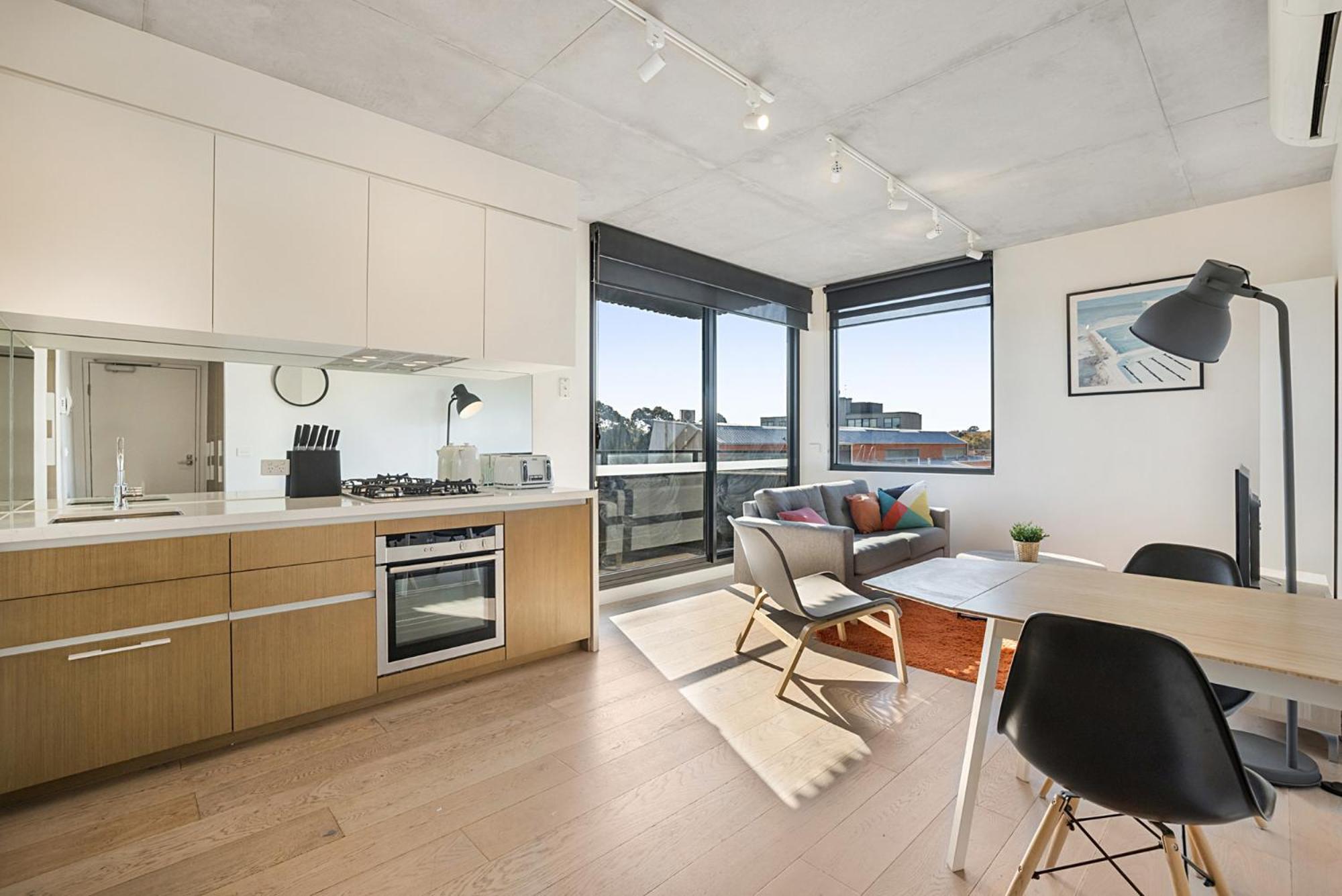 Comfy 2-bed Balcony Unit Near Iconic Chapel St *
