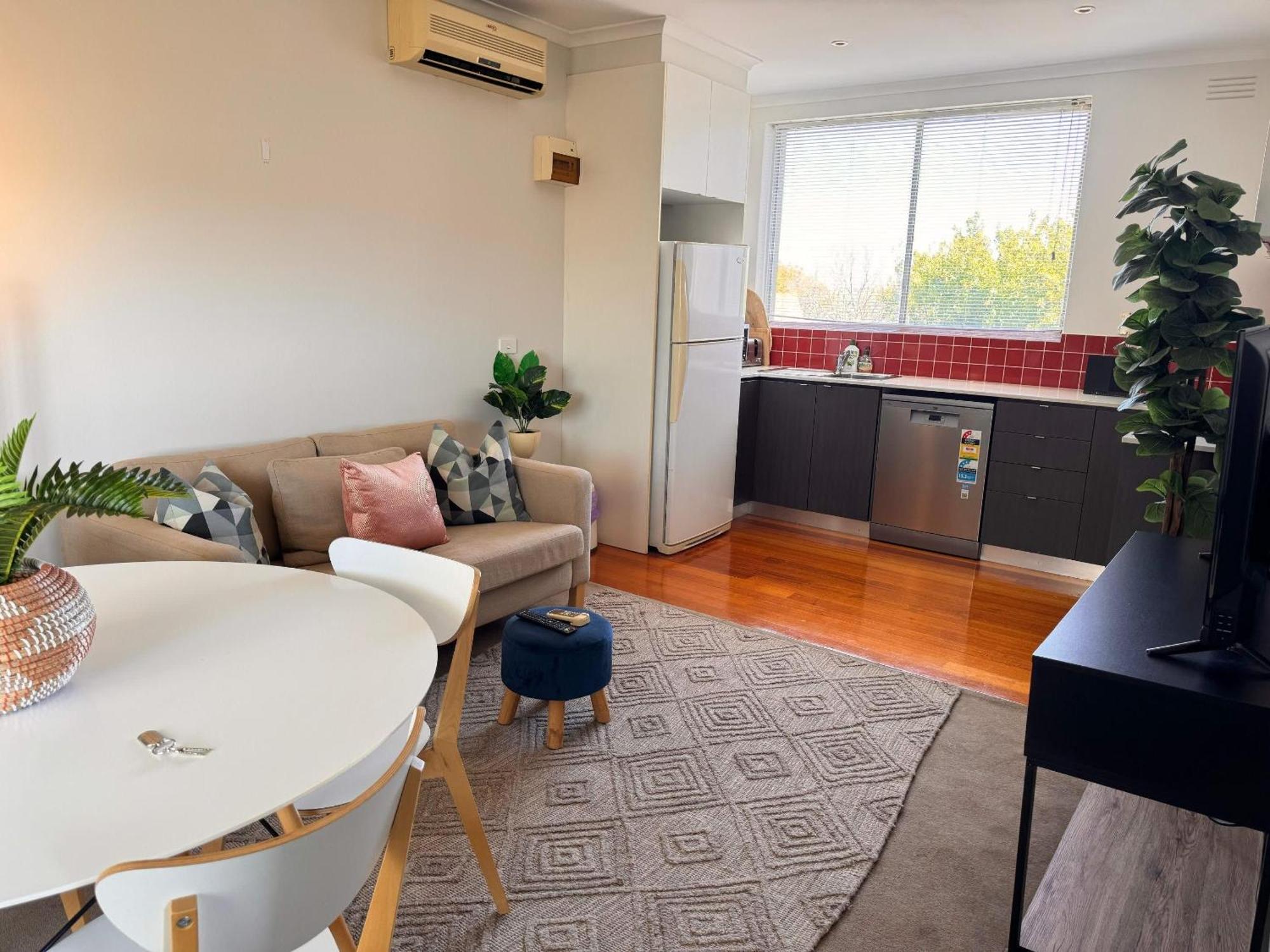 Windsor Prahran Sunny Spacious 1 Bed With Sunroom Apartment *