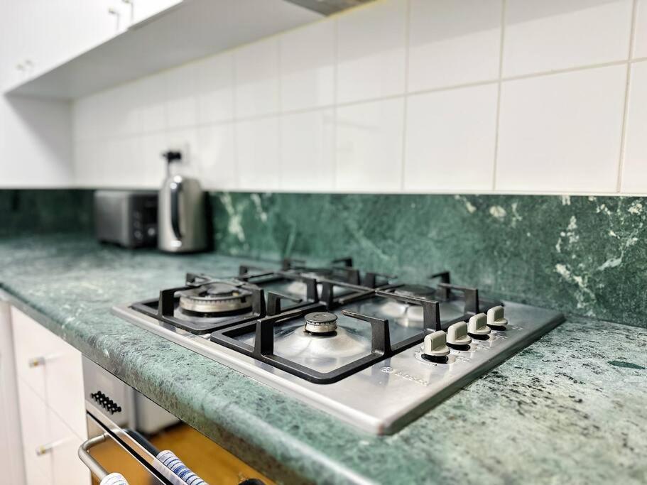 Apartment Aspire Cbd One Bedroom With Indoor Pool & Parking Available Melbourne