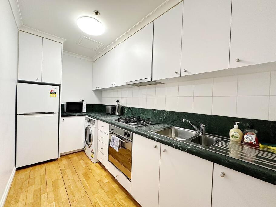 Aspire Cbd One Bedroom With Indoor Pool & Parking Available Apartment *