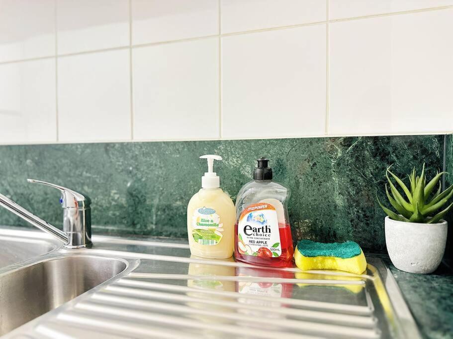 Aspire Cbd One Bedroom With Indoor Pool & Parking Available Apartment Melbourne