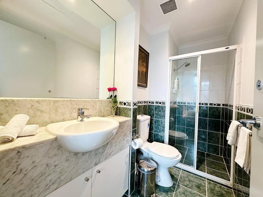 Apartment Aspire Cbd One Bedroom With Indoor Pool & Parking Available Melbourne