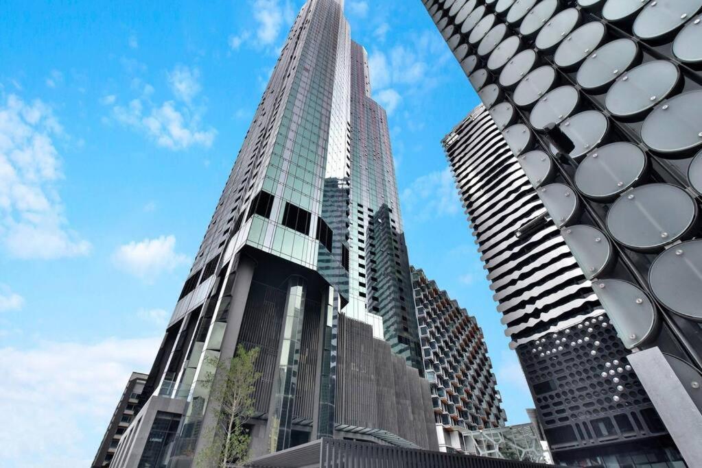 Unique & Spacious Retreat - Cozy Balcony View Apartment Melbourne