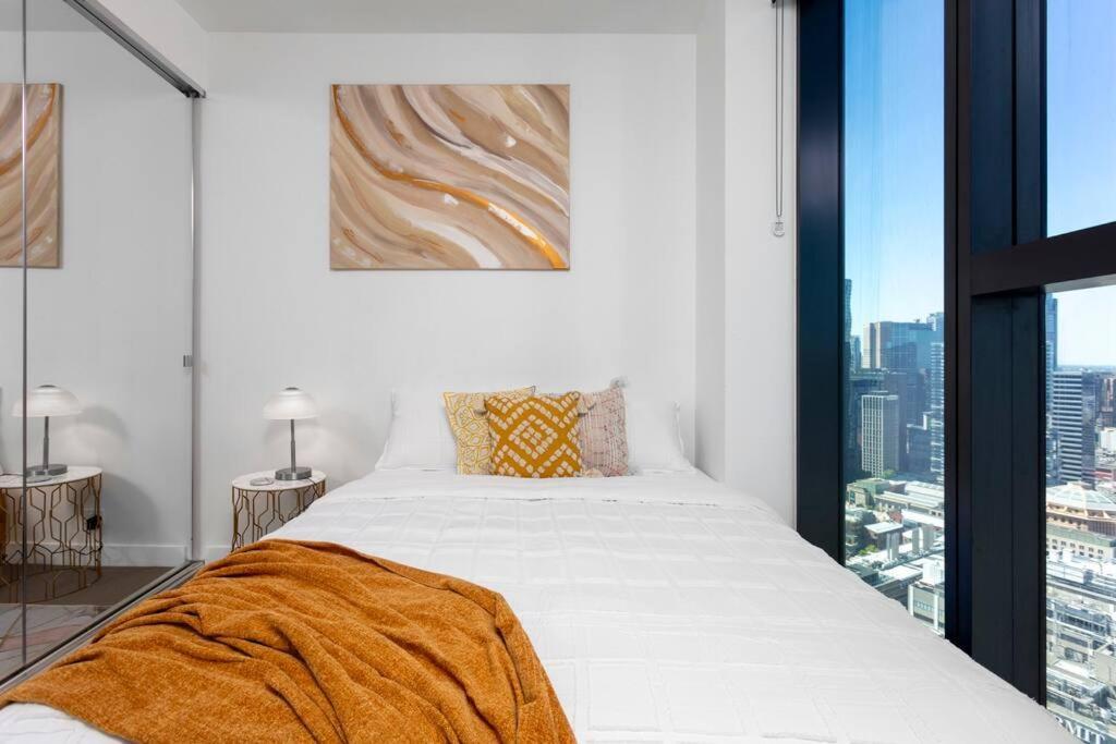 Unique & Spacious Retreat - Cozy Balcony View *