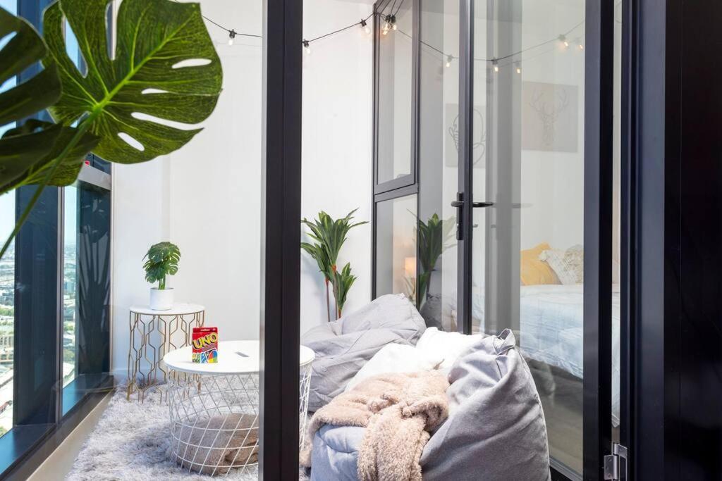 Unique & Spacious Retreat - Cozy Balcony View Apartment