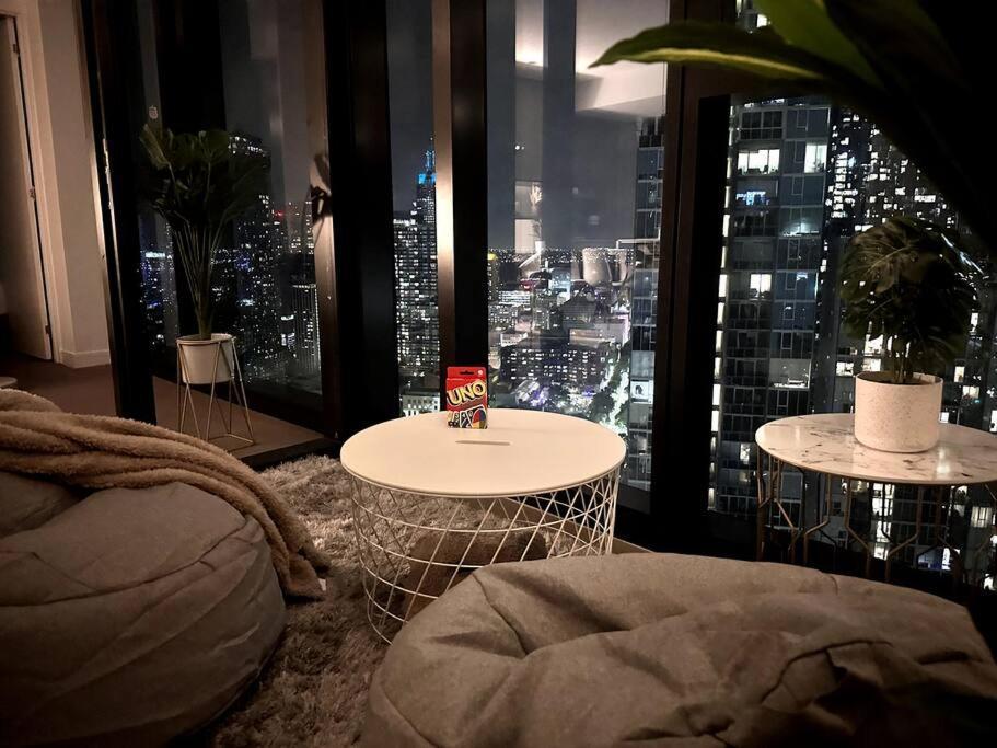 Unique & Spacious Retreat - Cozy Balcony View Apartment Melbourne
