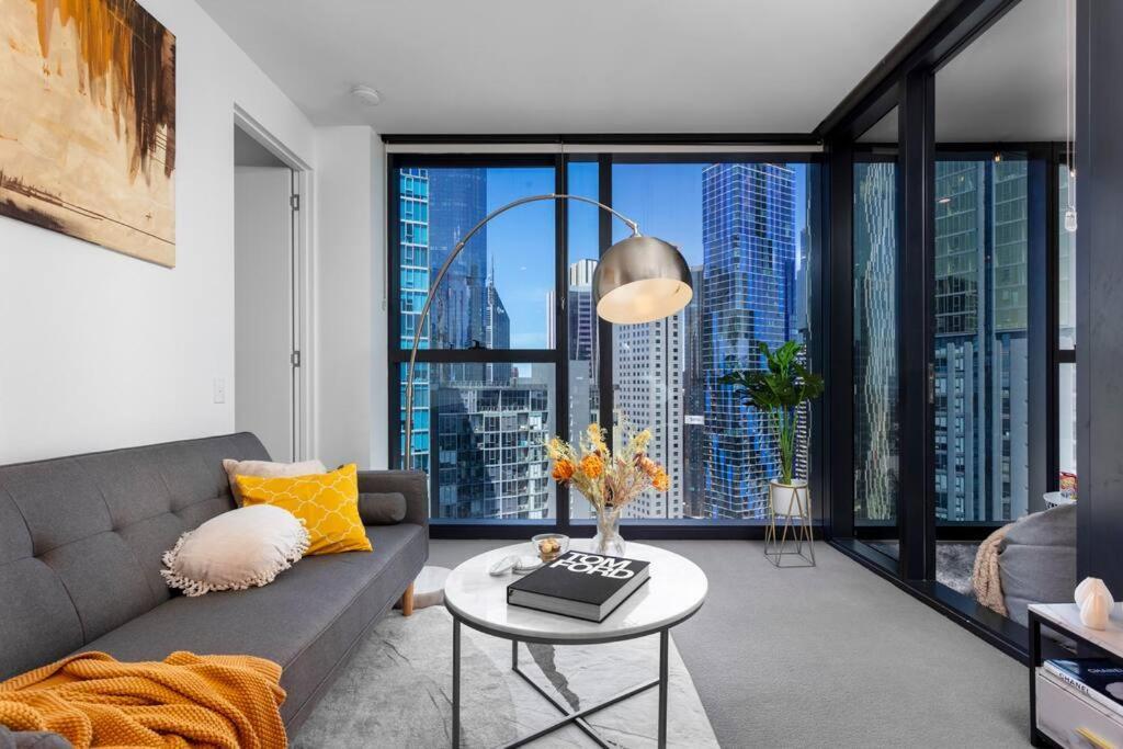 Unique & Spacious Retreat - Cozy Balcony View Apartment